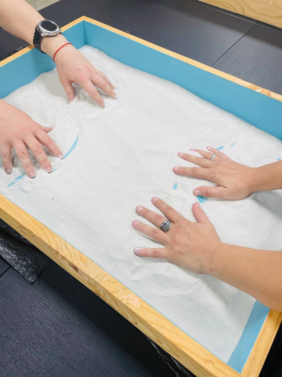 Арт-терапія: 1-а зустріч 3-го циклу – знайомство з піском та створення безпечного місця
