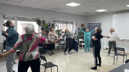 Група взаємопідтримки жінок. Зустріч, де через м’яке соматичне тренування і тепле спілкування можна трохи видихнути, відчути своє тіло й побути серед своїх.